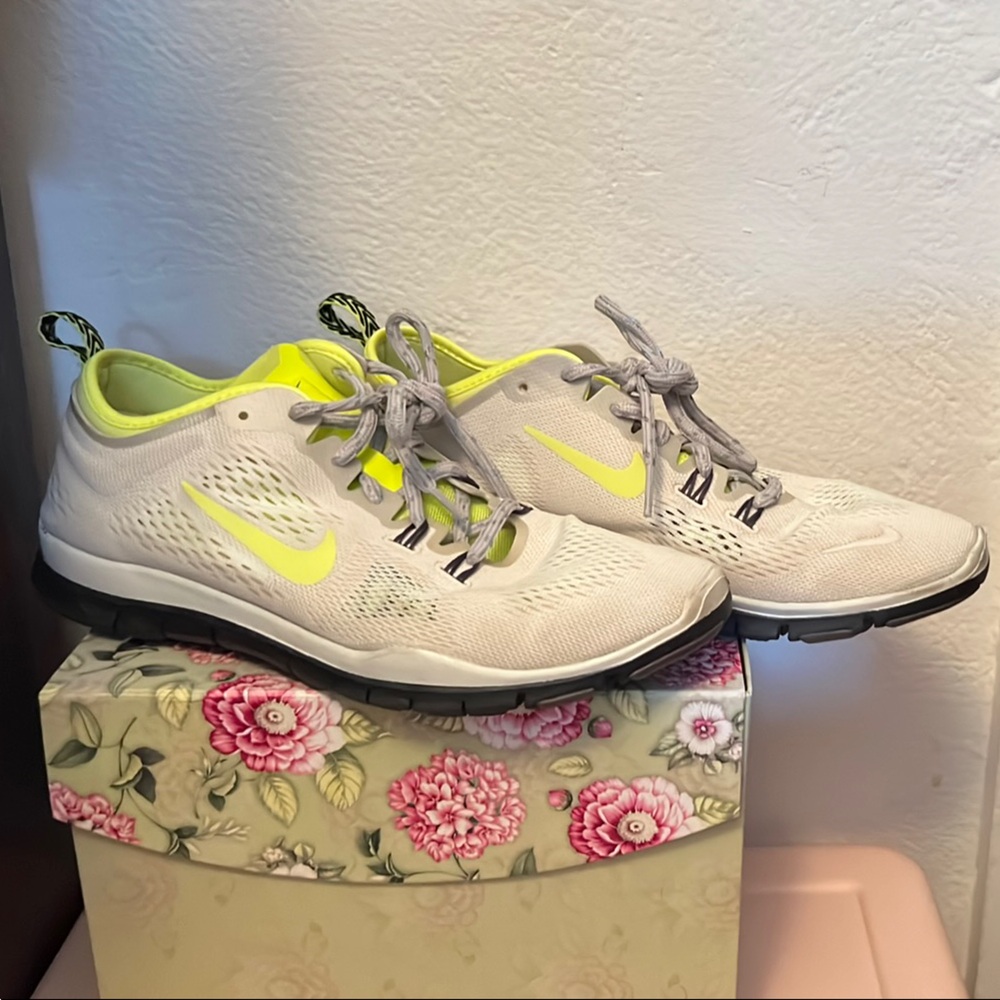 Nike Gray/White and Yellow Athletic Shoes for Performance